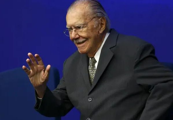 José Sarney recebe alta hospitalar após nove dias de internação