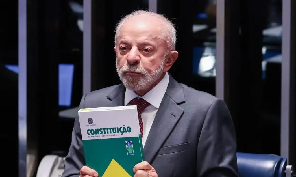 Lula celebra fim da escala 6×1 durante campanha em MG