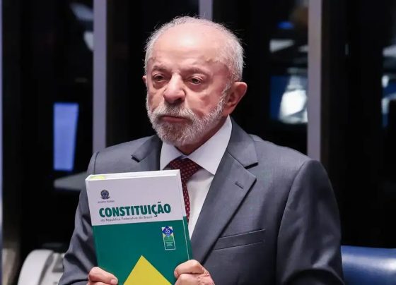 Lula celebra fim da escala 6×1 durante campanha em MG