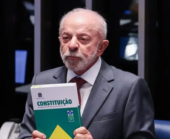 Lula celebra fim da escala 6×1 durante campanha em MG