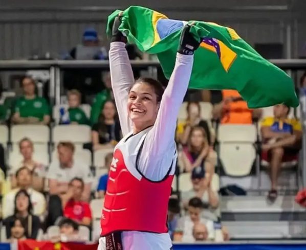 Maria Clara Pacheco conquista o ouro no Grand Prix de Paris