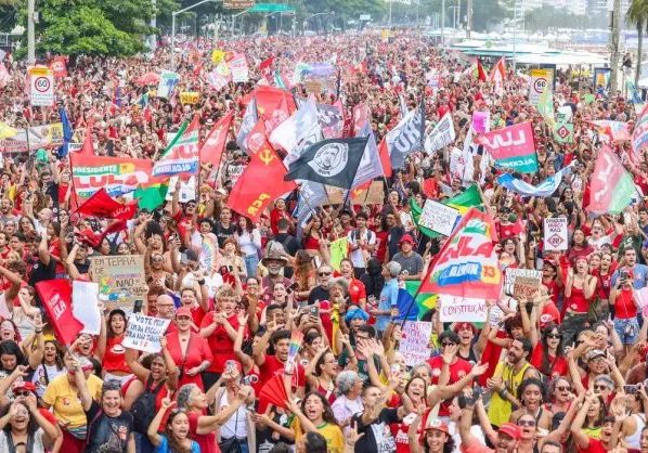 Milhares ocupam Copacabana em ato pela democracia e em apoio a Lula