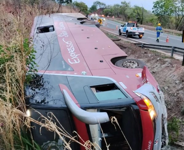 Ônibus de viagem com destino a Natal (RN) tomba em curva de serra em MT
