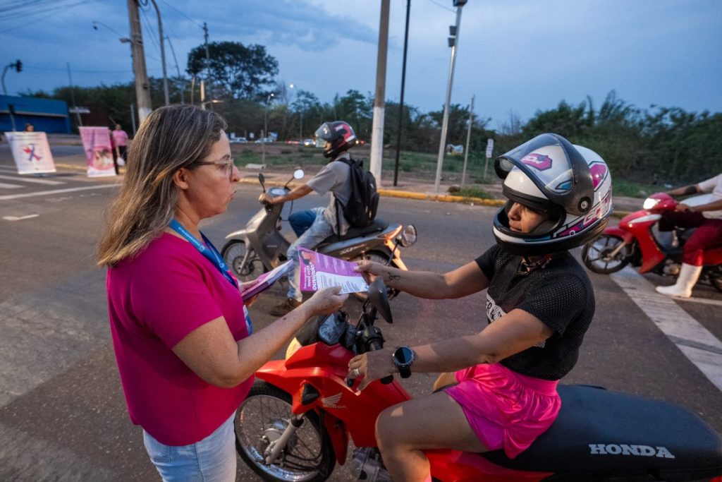 Pit stop leva conscientização contra câncer de mama e de colo do útero para semáforo