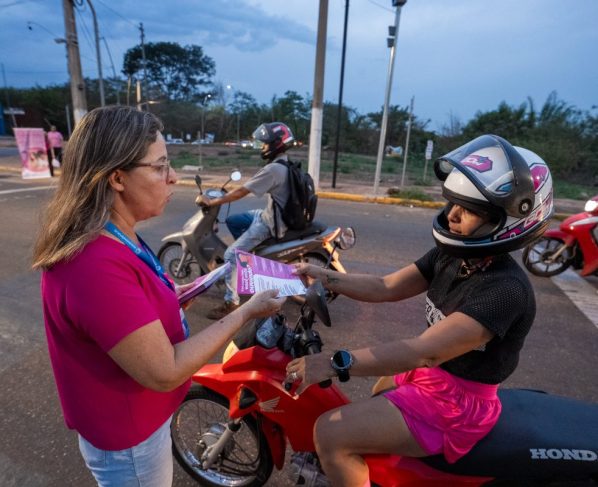 Pit stop leva conscientização contra câncer de mama e de colo do útero para semáforo