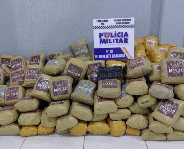 PM apreende 202 kg de skunk escondidos em carga de milho em Alto Araguaia