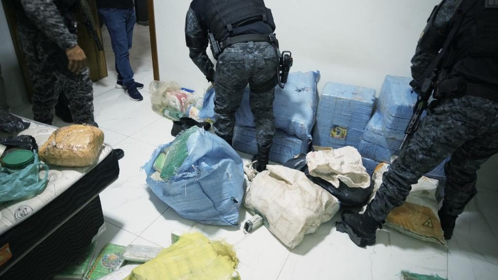 PM apreende 385 tabletes de drogas, causa prejuízo de mais de R$ 2 milhões às facções criminosas e prende suspeitos