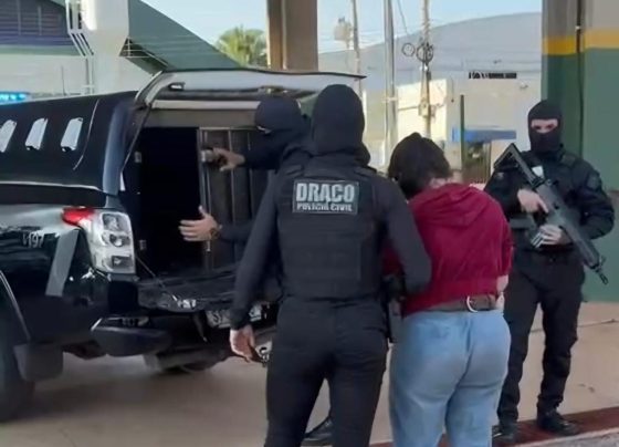 Polícia Civil transfere faccionada presa na Bolívia para Mato Grosso