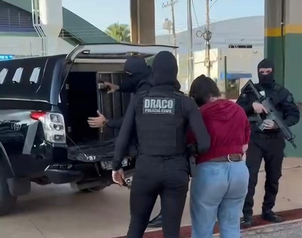 Polícia Civil transfere faccionada presa na Bolívia para Mato Grosso