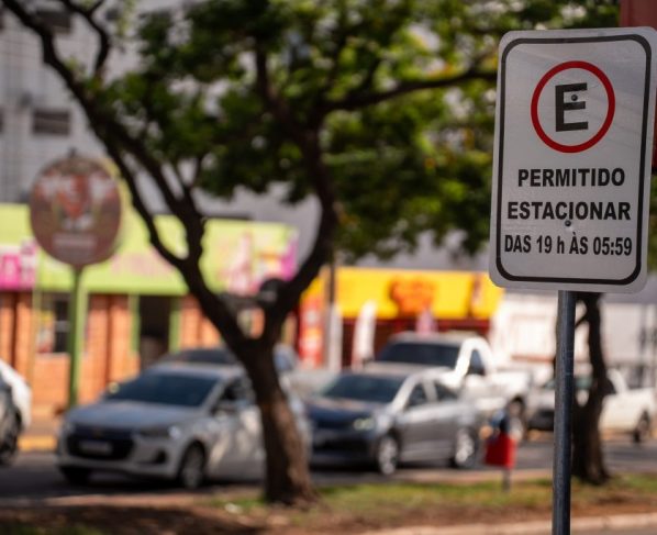 Prefeitura de Rondonópolis libera estacionamento à noite em trecho da Avenida Lions Internacional