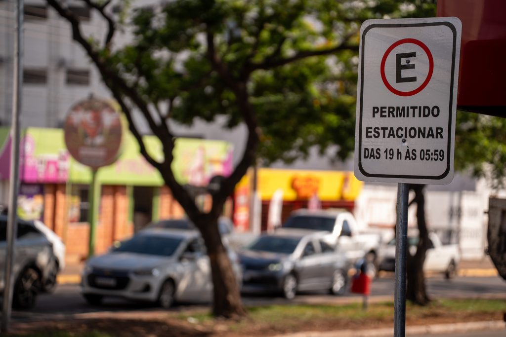 Prefeitura de Rondonópolis libera estacionamento à noite em trecho da Avenida Lions Internacional