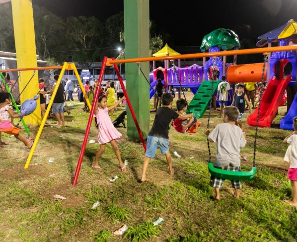 Prefeitura entrega parquinho no Pedra 90 e famílias celebram espaço gratuito de lazer