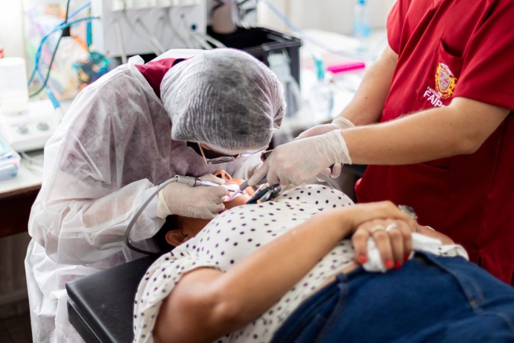 Prefeitura promove atendimento odontológico e orientações de saúde bucal para idosos em Cuiabá