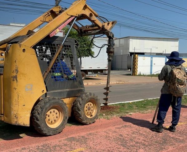 Prefeitura realiza ação de plantio de cerca de 300 árvores em avenida de Cuiabá