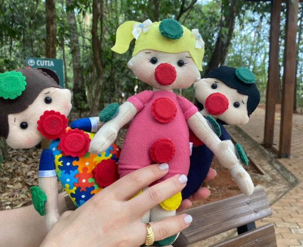 RACK ARTS - Boneca do Toque usa cores do semáforo para ensinar crianças sobre o limite do corpo