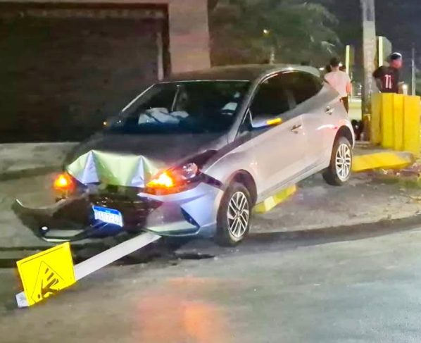 Sinop: carro desgovernado derruba balizador e placa em bairro