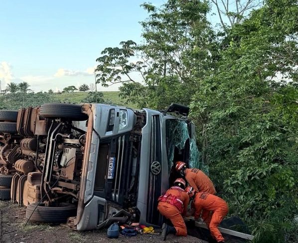 TANGARÁ DA SERRA - Carreta carregada com algodão tomba na MT-358
