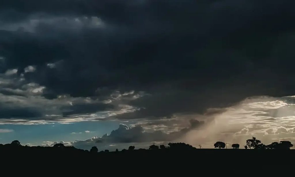 Tempestades colocam regiões do Brasil em alerta neste feriado