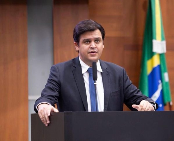 Thiago Silva apresenta requerimento e cobra providências para garantir a entrega da escola do Mathias Neves