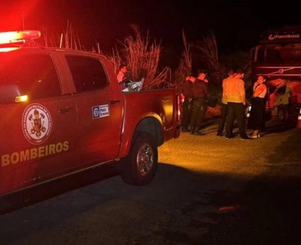 Três crianças e dois adultos morrem após carro bater de frente com carreta na MT-140