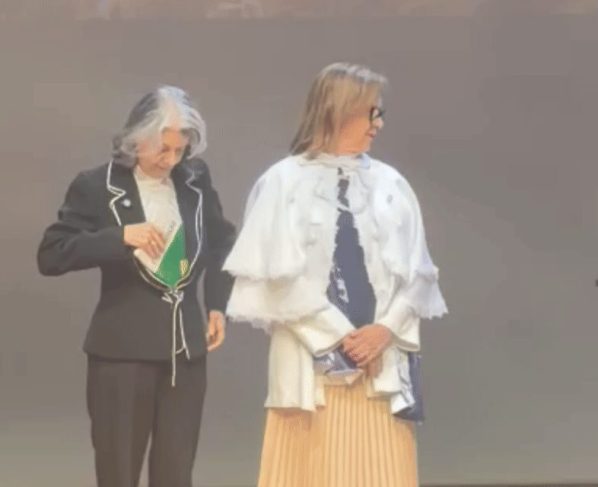 VÍDEO: ministra Cármen Lúcia não desgruda da Constituição em evento e guarda livro dentro do casaco para receber homenagem em MT