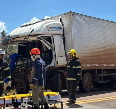 Bombeiros realizam resgate de vítimas em colisão na BR-163