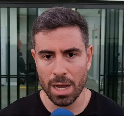 Vítima foi morta após confusão em bar; investigações apontam participação de facção criminosa e buscam apreender outros dois suspeitos.