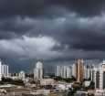 Defesa Civil emite alerta para risco de tempestades e ventos de até 60 km/h em Cuiabá nesta terça-feira (13)
