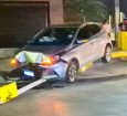 Sinop: carro desgovernado derruba balizador e placa em bairro